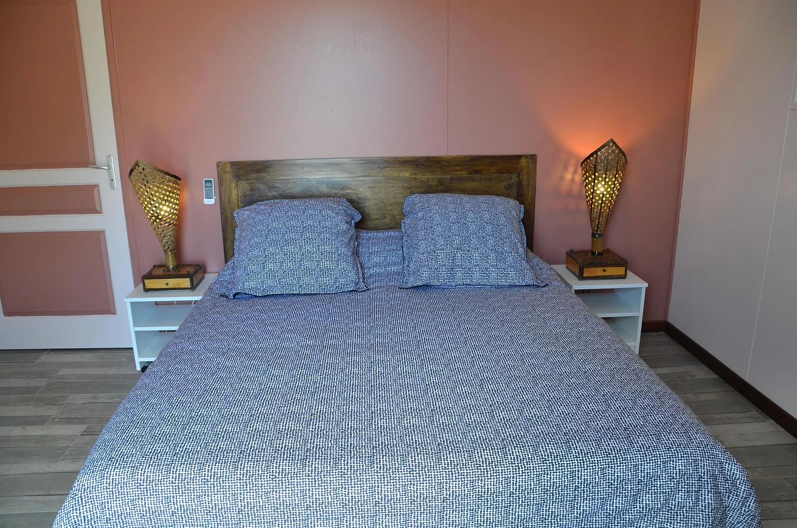 La case n° 1, murs rose terre et lit double