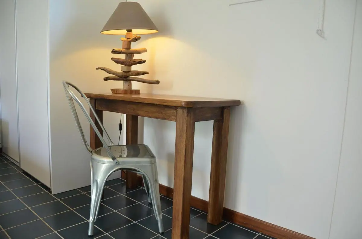 Le coin bureau en bois de la case n° 2