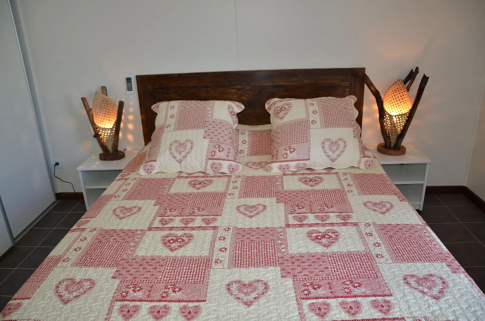 La case n° 5, couvre-lit rose